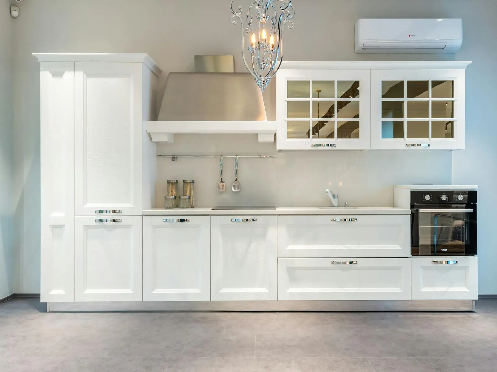 White shaker kitchen with a range cooker and glazed cabinets